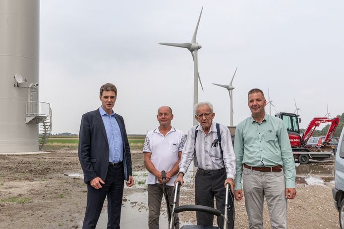 Wethouder Chris Dekker (links) zette samen met Jo Crucq (midden met rollator) de nieuwe windmolens officieel in beweging. Jan Crucq en Adri Roelse (rechts) exploiteren de groene stroom voor Windkracht 6.