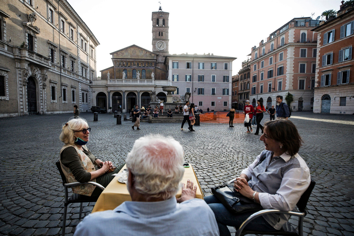 Mensen eten op 18 mei bij een restaurant in Rome, waar de lockdown stap voor stap wordt versoepeld.