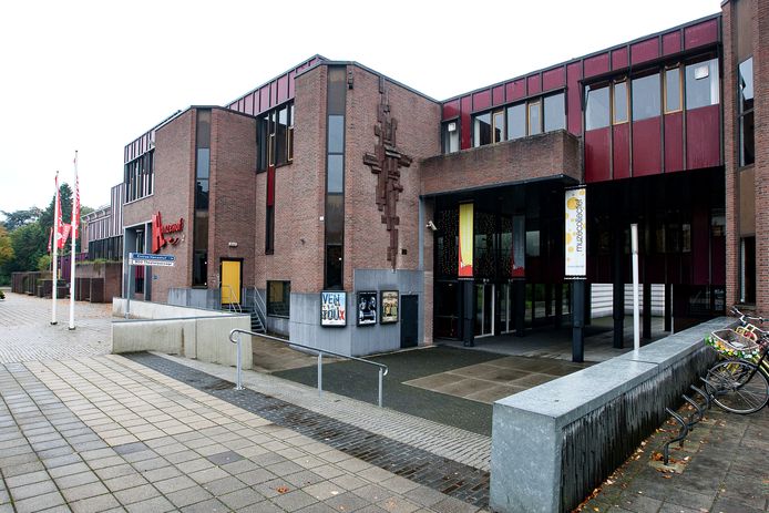 De voorzijde van het complex van Theater Hanzehof. Als het aan de gemeente Zutphen ligt is het straks weer eigenaar van dit complex.