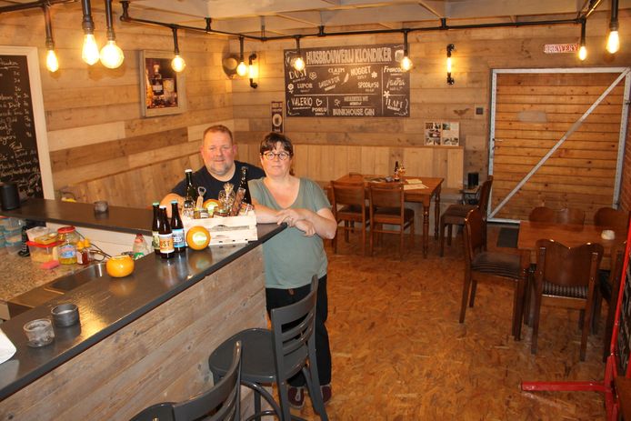 Dirk Cnockaert en zijn vrouw Kathleen in hun degustatieruimte De Bierpoort bij brouwerij Klondiker.