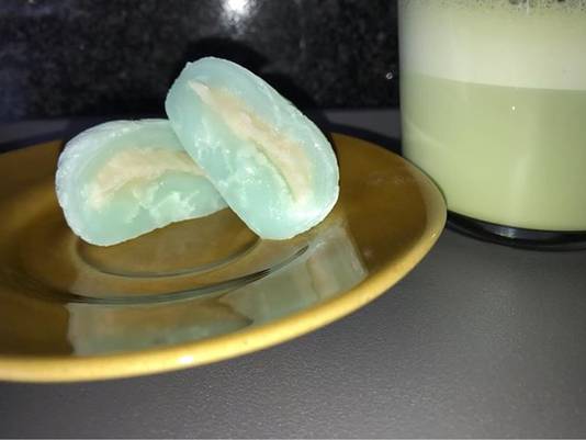 Mochis fait maison accompagné de son latté matcha.
