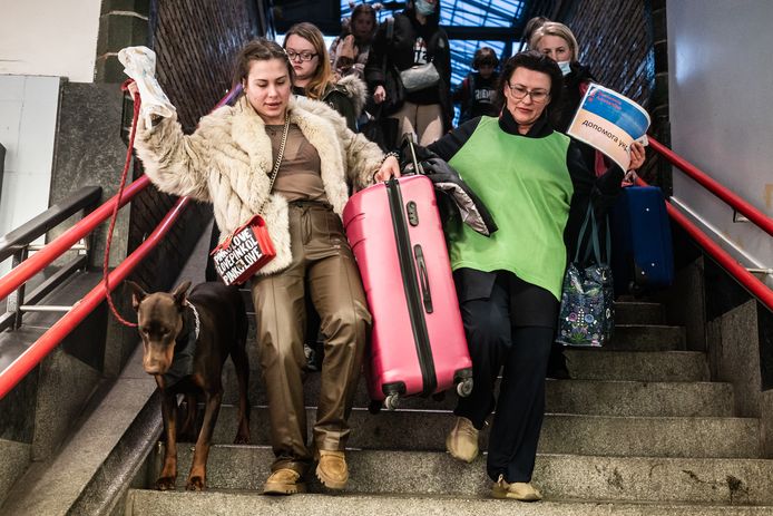 Oekraïners komen aan op Amsterdam Centraal Station.