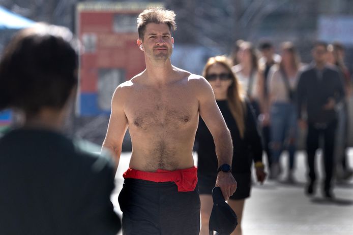 Un uomo si è tolto la maglietta in una giornata di febbraio insolitamente calda ieri a Chicago.