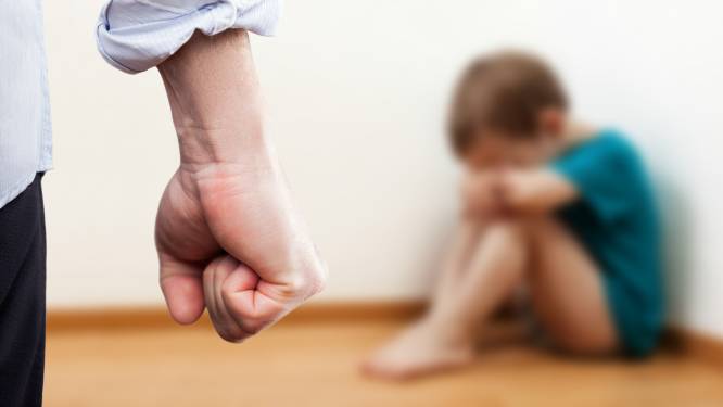 Slaan, schelden en natte luiers in bed: zo maakte R. (45) het zijn twee stiefzoons volgens justitie tot een hel