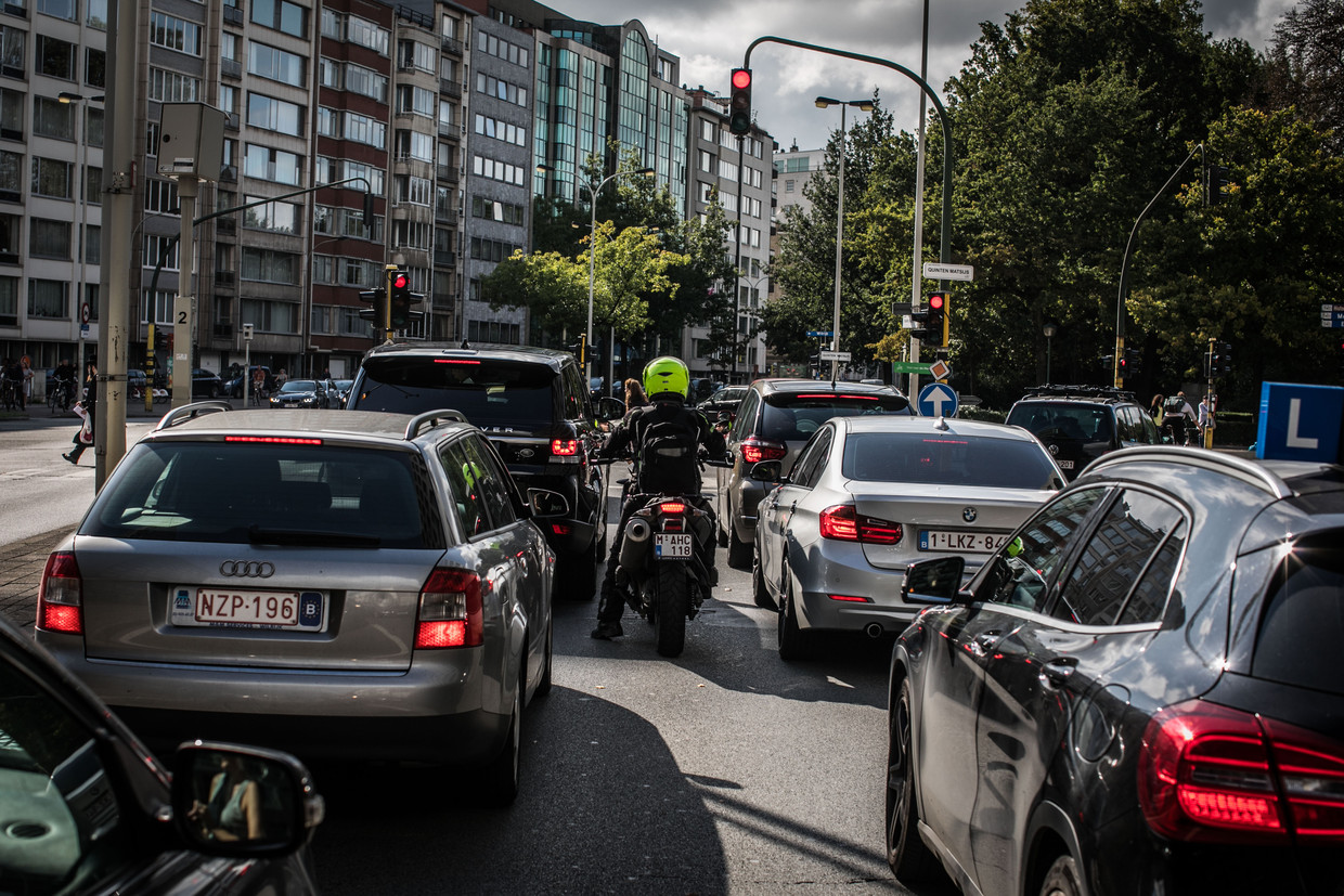 Stilstaand verkeer in Antwerpen. Onderzoeker Charles Swanton: ‘Ons onderzoek is een duidelijke indicatie dat we de hoeveelheid fijnstofdeeltjes in onze lucht dringend moeten verlagen.’ Beeld Bas Bogaerts