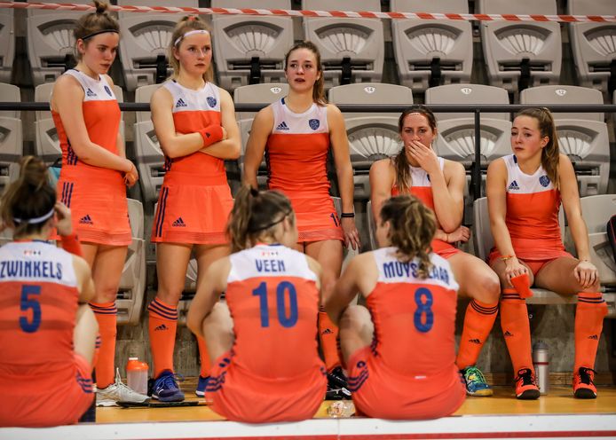 Verdriet bij de Nederlandse hockeysters na het verlies in de finale.