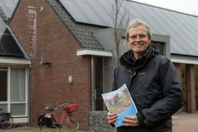Peter van Heek met de brochure van zijn afscheidssymposium bij DKK voor Dorpshuis De Huve, één van de bij DKK aangesloten dorpshuizen en belangenorganisaties.
