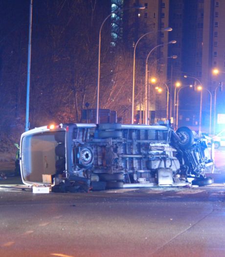 Un mort et 18 blessés dans l'accident d'un minibus à Anvers, un ado entre la vie et la mort