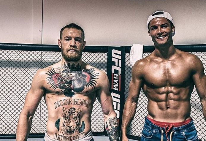 Trots op hun torso: Ronaldo speelt even op verplaatsing en poseert met het Ierse UFC-icoon Conor McGregor in de octagon.