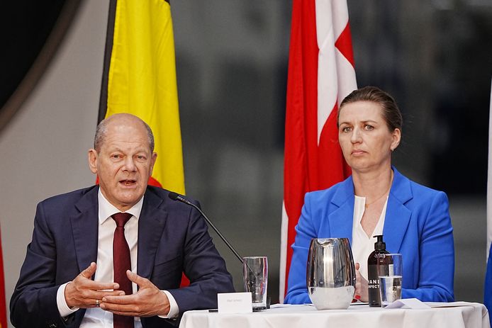 De Duitse bondskanselier Olaf Scholz en de Deense premier Mette Frederiksen.