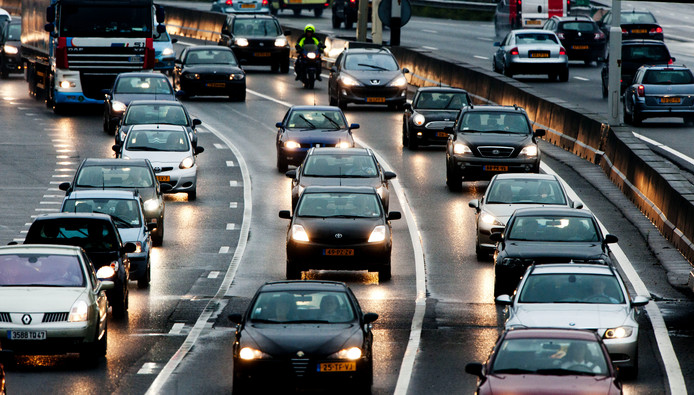 Flinke file door ongeluk op A28: uur vertraging van Zwolle naar Amersfoort.
