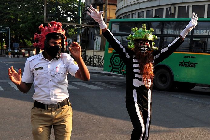 In de stad Bangalore droeg een agent van de wegpolitie zelfs een skeletpak.