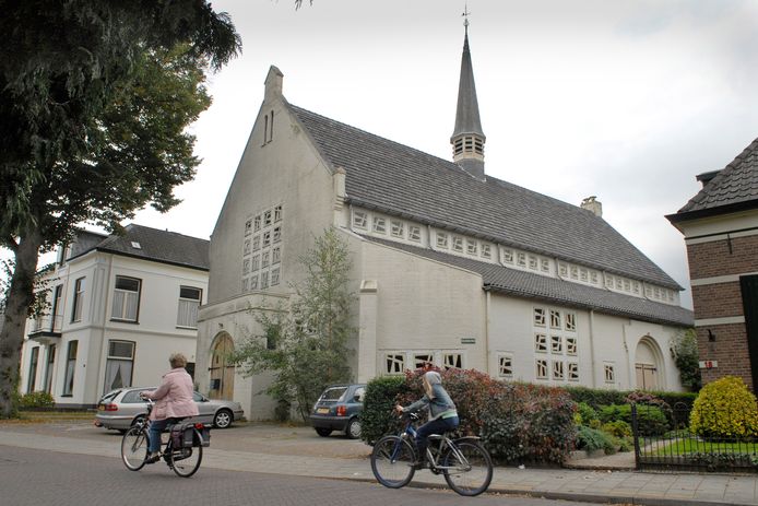 De voormalige Opstandingskerk aan de Zutphensestraatweg in Dieren in 2007. De leegstaande kerk is inmiddels verpauperd en zal waarschijnlijk worden gesloopt. Een plaquette die aan Plantagie herinnert is inmiddels overgebracht naar de Ontmoetingskerk aan de Admiraal Helfrichlaan in Dieren.