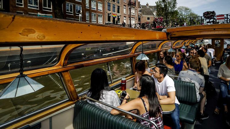 Internationale studenten krijgen tijdens de introductieweek een rondvaart door de Amsterdamse grachten, om hun nieuwe stad beter te leren kennen. Beeld anp