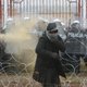▶ Situatie in grensgebied Wit-Rusland escaleert: leger zet waterkanonnen en traangas in tegen migranten