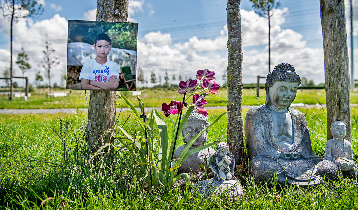 Het gedenkteken van de Nederlandse Dang Quoc Duy bij het Nationaal Monument MH17 in Vijfhuizen.  Beeld Guus Dubbelman / de Volkskrant