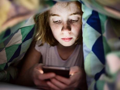‘s Avonds op je smartphone zitten schadelijker dan tv kijken