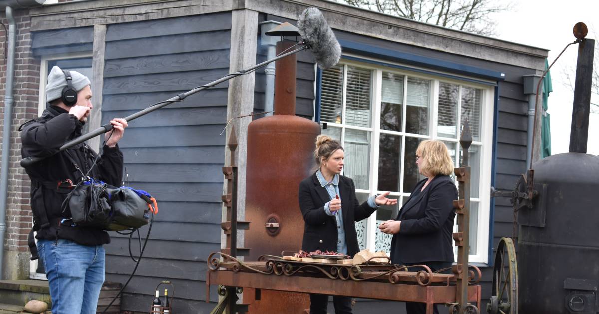 Trea van Rokerij Marle bij tv-programma BinnensteBuiten: niet met paling, maar met gerookte rivierkr