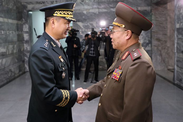 De Zuid-Koreaanse generaal Kim Do-gyun (L) en de Noord-Koreaanse generaal An Ik San (R) in Panmunjeom, in de gedemilitariseerde zone.