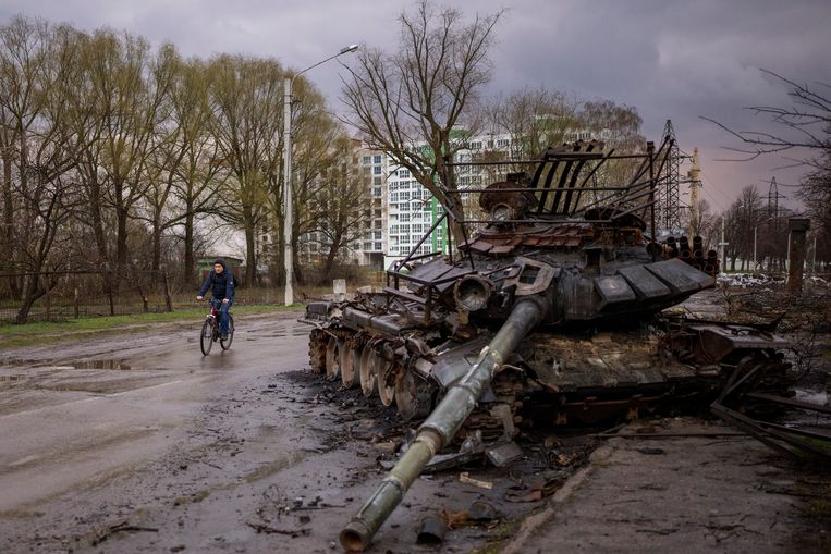 Een vernietigde Russische tank in Chernihiv.  Beeld AP