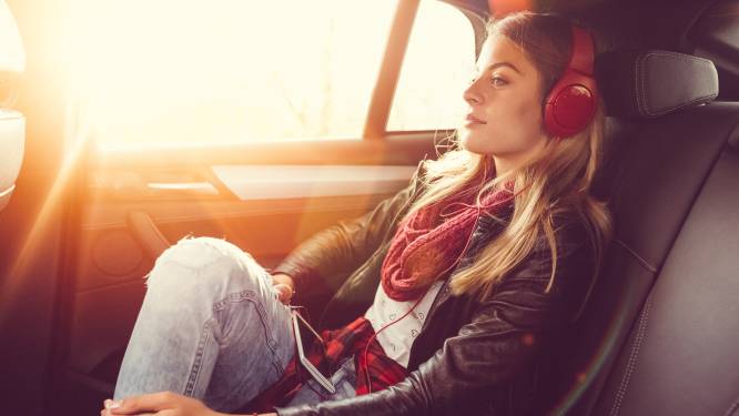 Waarom hebben autoruiten geen meekleurend glas tegen de zon?