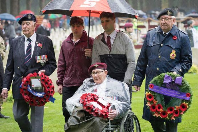 Dennis Collier (in rolstoel) tijdens de herdenking van zijn gevallen kameraden op de Airborne Begraafplaats in Oosterbeek