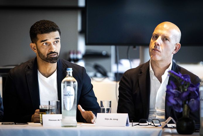 Hassan al Thawadi, secretaris-generaal van het organisatiecomité van het WK in Qatar, en Gijs de Jong (r) van de KNVB tijdens een bijeenkomst in de Johan Cruijff Arena.
