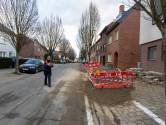 Defecte riolering en waterleiding veroorzaakt twee gaten in Hasseltse stoep: “Al het derde probleem in twee maanden”