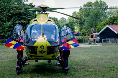 Blouse van man vliegt in brand in Terheijden, met spoed naar ziekenhuis