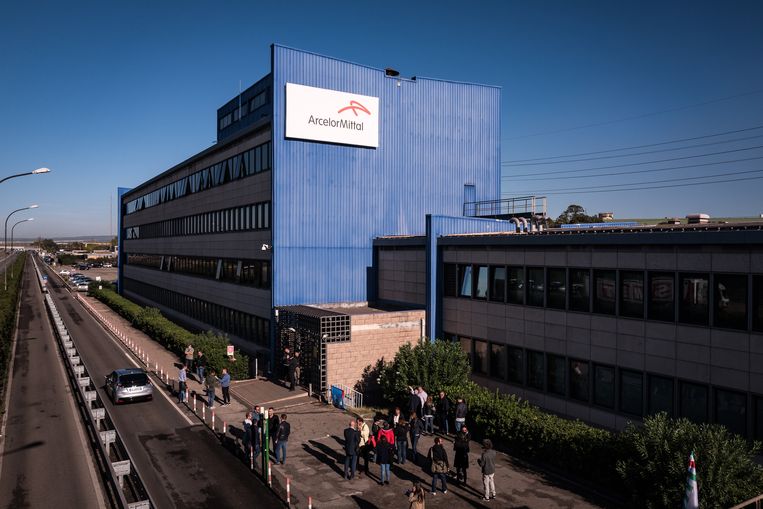 Het bedrijfspand van ArcelorMittal op de dag van de staking. Beeld Zolin Nicola