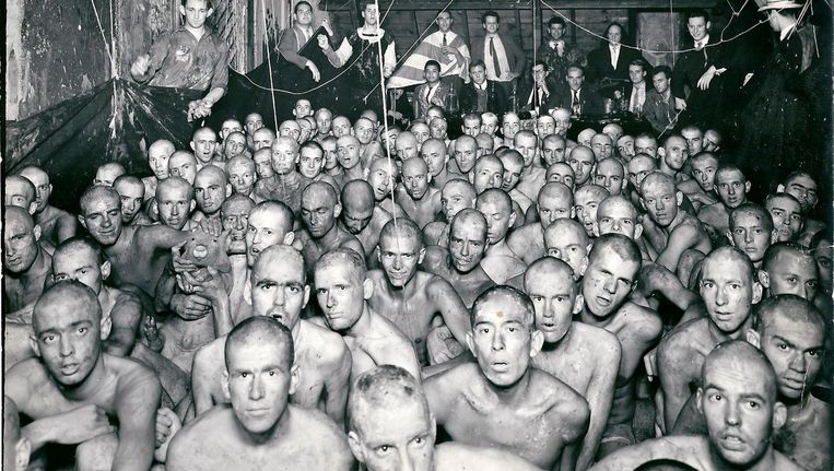 Studenten laten zich in 1962 op een Amsterdamse zolderkamer vernederen om toegelaten te worden tot het corps Beeld -
