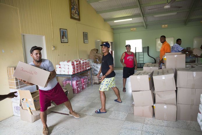 Het Rode Kruis op Curacao zorgt voorvoedselpakketten, hygienepakketten en pakketten met babyspullen.