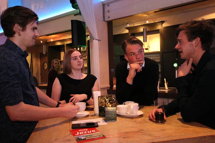 De verkiezingsavond op Urk, met rechts Joas van Reest van Forum voor Democratie, deze partij haalde vorige week geen zetel.