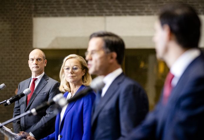 In het midden Sigrid Kaag (D66) en Mark Rutte (VVD) tijdens de persconferentie over het coalitieakkoord van de vier regeringspartijen VVD, D66, CDA en ChristenUnie.