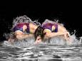 Olympische sporters geportretteerd: synchroonzwemsters Bregje en Noortje de Brouwer.