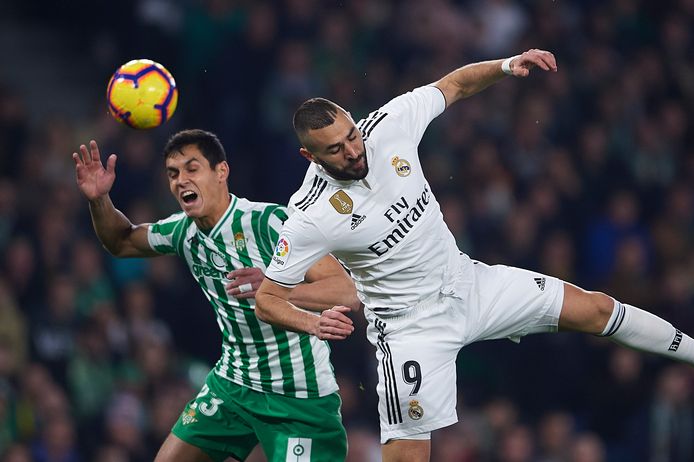 Karim Benzema in duel met Aissa Mandi van Real Betis.