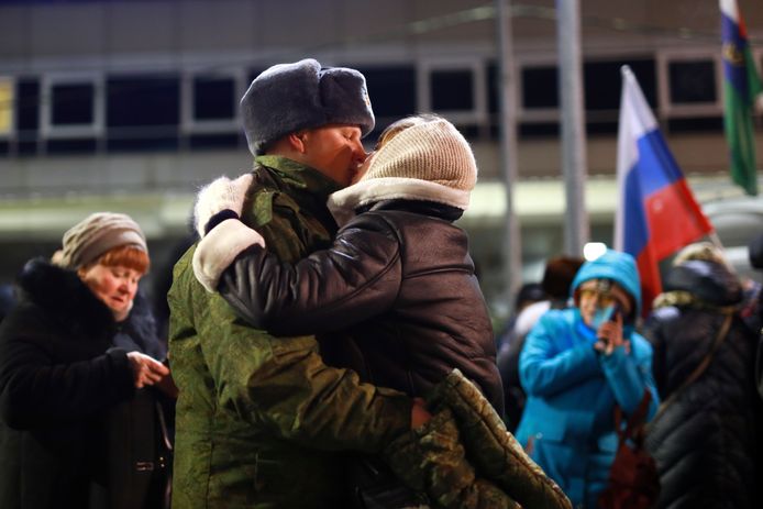 Een Russische soldaat die afscheid neemt van zijn vrouw voordat hij naar Oekraïne moet vertrekken.
