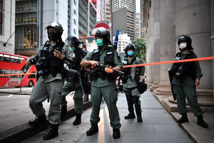 Oproerpolitie houdt de wacht in Hongkong tijdens protestacties.