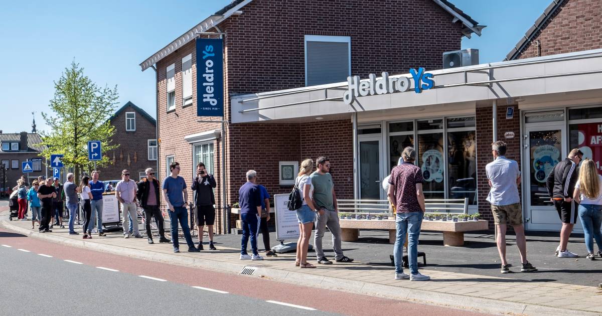 Meivakantie-uitje: in de rij voor een ijsje in Ottersum