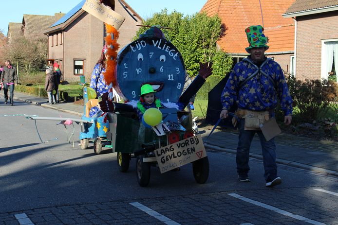 Optocht in Moerstraten.