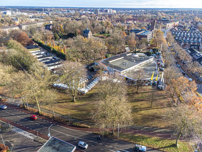 Garagebedrijf Oving aan de Bisschop Willebrandlaan gaat verdwijnen. Op de plek komen woningen. De garage grenst aan de rooms-katholieke begraafplaats, een dierenweide en enkele standplaatsen voor woonwagens in de wijk Dieze.