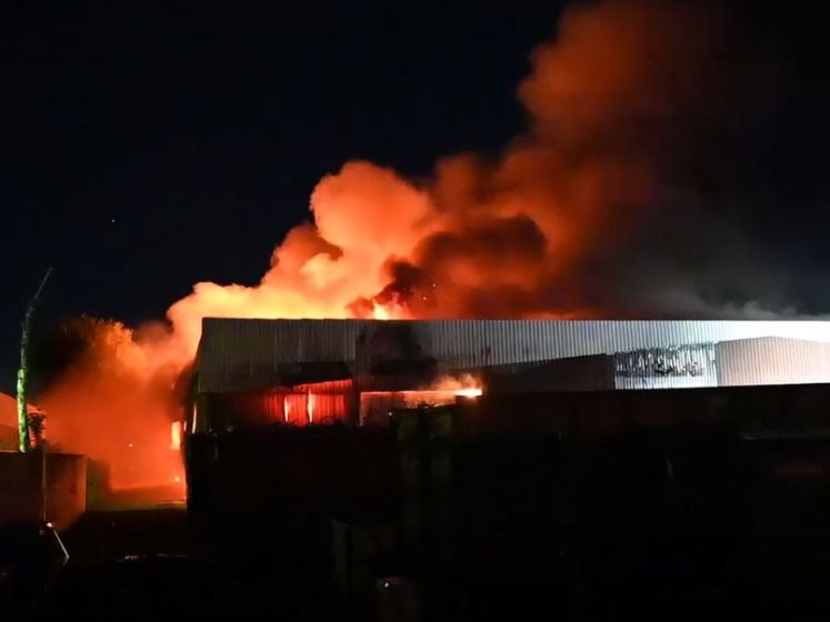 Grote uitslaande brand in loods op bedrijventerrein in Almelo