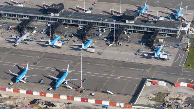 Duitser opgepakt in vliegtuig op Schiphol nadat hij tegen medepassagier zegt dat hij bom bij heeft