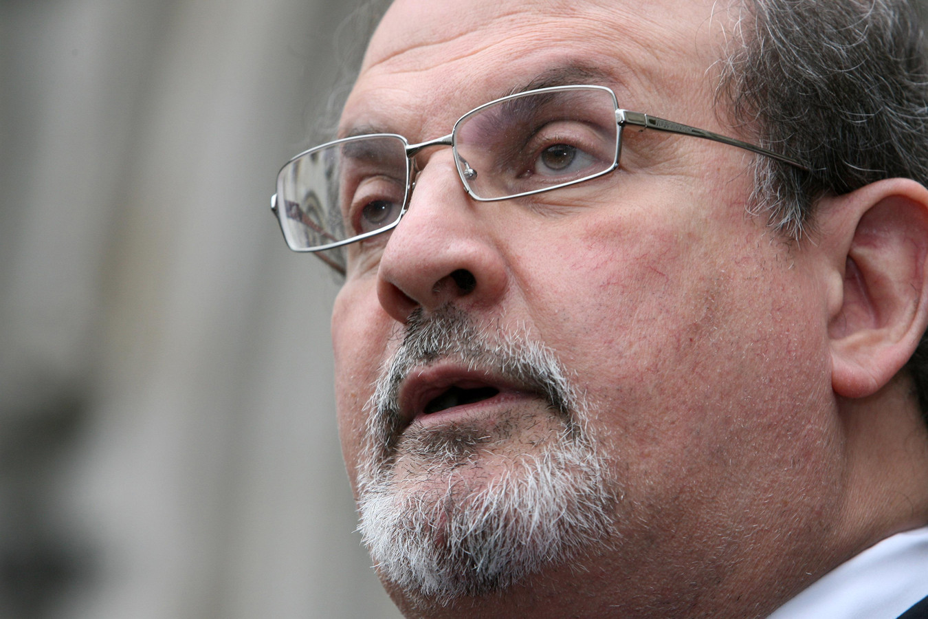 Salman Rushdie ligt aan de beademing na gisteren te zijn neergestoken tijdens een lezing in New York.