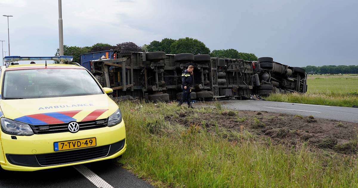 Vrachtwagen gekanteld tussen Gilze en Tilburg