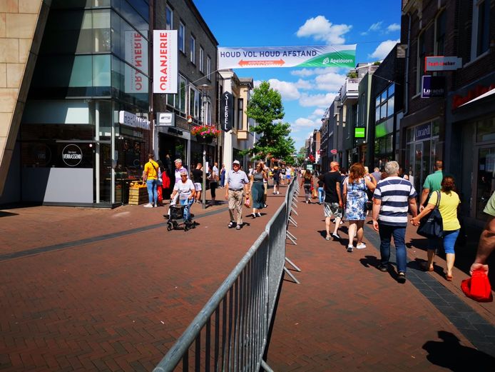 In de Hoofdstraat in Apeldoorn is eenrichtingsverkeer ingevoerd. Dranghekken moeten ervoor zorgen dat de anderhalve meter maatregel beter te bewaken is.
