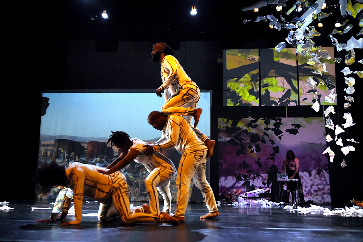 With Nothing But Silence They Turned Their Bodies to Face the Noise  (opening Afrovibes) Beeld Mariola Biela