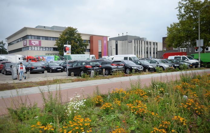 Een parkeerplaats waar veel gebruik van werd gemaakt, aan de rand van het centrum.