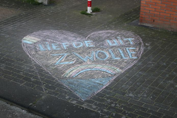Zo vonden de ingeklemde ouders van een creatieve Zwollenaar die hen niet mocht bezoeken, dit weekeinde hun stoep terug in Hengelo.