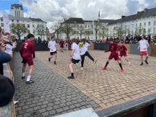 Ondanks regen en hagel lokt Student Street Soccer-toernooi weer duizenden studenten naar Sint-Pietersplein